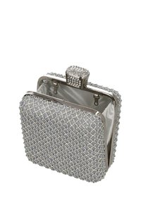 Borsa clutch color argento con esterno a motivo a diamante, decorata con brillantini scintillanti e una chiusura ornamentale sulla parte superiore.