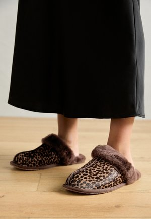 Leopard print slipper with brown fur trim and soft textured interior. Open-back design with a rounded toe and flat sole.