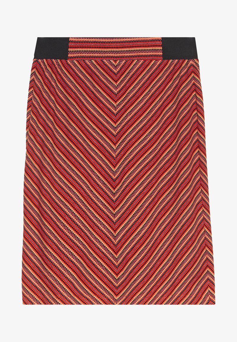 Jupe à mi-mollet avec un motif en chevron rouge, bleu marine et beige. La taille noire contraste avec le tissu texturé de la jupe.