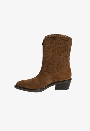 Bruine suède enkelboot met perforaties, gevlochten accenten aan de bovenkant en een chunky zwarte hak; puntige neus.