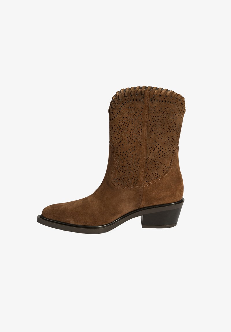 Braune Wildleder-Stiefelette mit durchbrochenen Details, geflochtenen Akzenten am oberen Rand und einem klobigen schwarzen Absatz; spitze Zehenform.