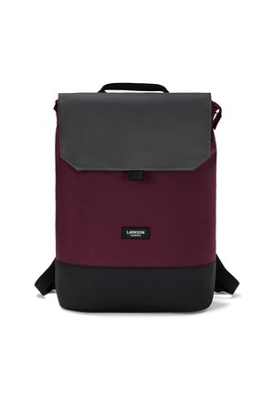 Rygsæk med mørkegråt øverste klap, burgunderfarvet krop, sort bund, bærehåndtag, justerbare stropper og "LARKSON HAMBURG" mærkat.