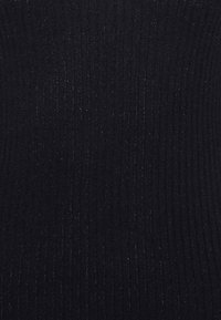 Schwarzer gerippter Stoff mit glitzernder Textur, der vertikale Streifen aufweist. Das Material wirkt weich mit einem leichten Glanz.