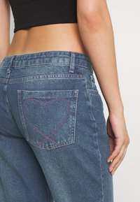 Jaded London LOW RISE BABY GIRL GRAFFITI PRINT - Calças de ganga bootcut - multi