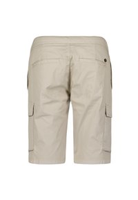 Beige cargoshorts met een gestructureerde afwerking, voorzien van twee achterzakken, zijzakken en een subtiele logo-detail dicht bij de tailleband.