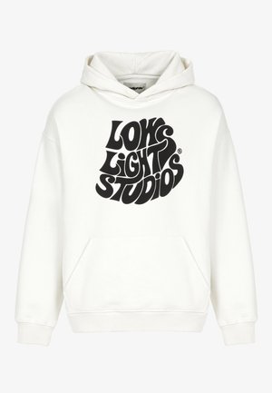 Biała bluza z kapturem, kieszenią z przodu i dużym czarnym zdeformowanym napisem "Long Light Studios" na piersi.