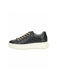 Schwarze Sneaker aus strukturiertem Leder, mit einer dicken weißen Sohle, goldfarbenen Schnürsenkeln und einem subtilen geprägten Muster im Obermaterial.