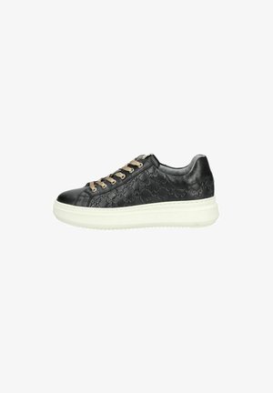 Zwarte sneaker van gestructureerd leer, met een dikke witte zool, gouden veters en een subtiel reliëfpatroon op de bovenkant.