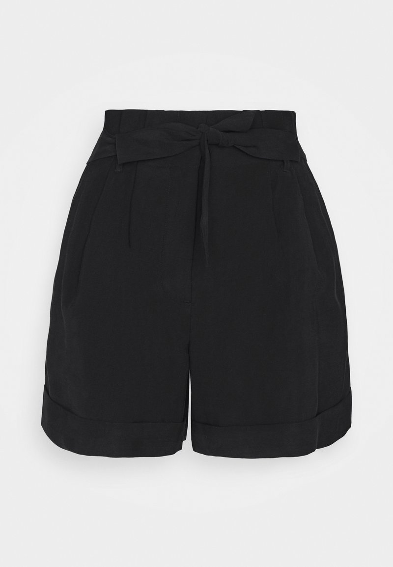 Shorts noirs taille haute avec ceinture en tissu nouée, ourlets retroussés et poches latérales sur un fond clair uni.