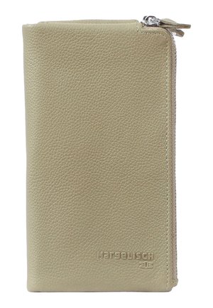 Portafoglio in pelle beige chiaro con superficie texture, chiusura con zip e logo in rilievo sul davanti. Design rettangolare sottile.