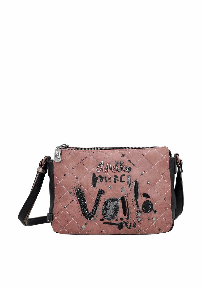 Bolso de bandolera acolchado rosa con acentos negros, que presenta texto y patrones decorativos, cierre de cremallera y una correa de hombro desmontable.