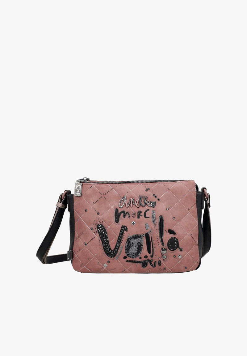 Bolso de bandolera acolchado rosa con acentos negros, que presenta texto y patrones decorativos, cierre de cremallera y una correa de hombro desmontable.