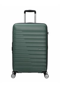 Valigia rigida di colore verde scuro con texture a righe orizzontali, manico retrattile e quattro ruote multidirezionali per un facile trasporto.