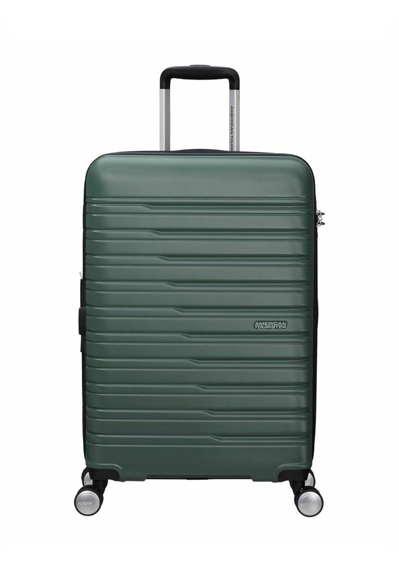 Valigia rigida di colore verde scuro con texture a righe orizzontali, manico retrattile e quattro ruote multidirezionali per un facile trasporto.