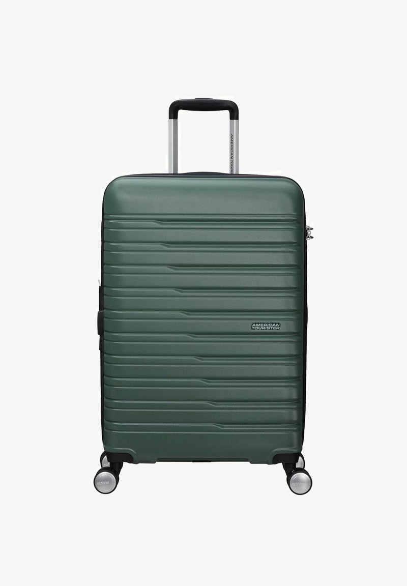 Valigia rigida di colore verde scuro con texture a righe orizzontali, manico retrattile e quattro ruote multidirezionali per un facile trasporto.