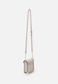 Mini torebka crossbody w beżowej kanwie z jasnoróżowymi skórzanymi wykończeniami. Posiada złote okucia, detale łańcucha oraz geometryczny wzór logo.
