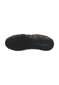Schwarze Gummisohle mit strukturiertem Grip-Muster, ausgestattet mit einem erkennbaren blauen "GEOX"-Logo. Entwickelt für Traktion und Langlebigkeit.