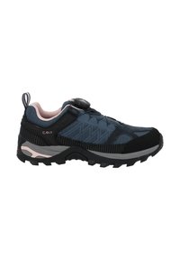 Zapato de senderismo negro y azul con parte superior texturizada, paneles de malla ajustados, un cierre de dial seguro y suela de goma resistente para tracción.
