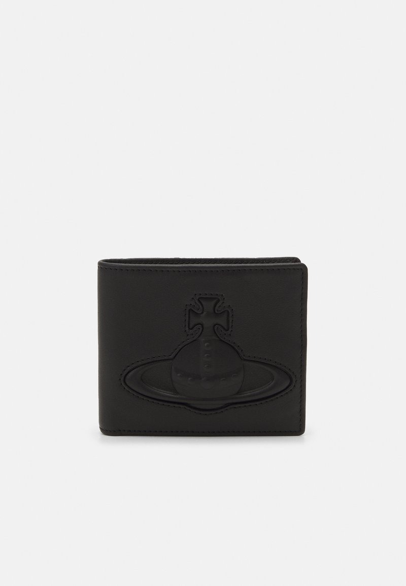 Crni kožni novčanik s ugraviranim dizajnom planeta i križa. Pravokutnog oblika, glatke teksture i vidljivim šavovima duž rubova.