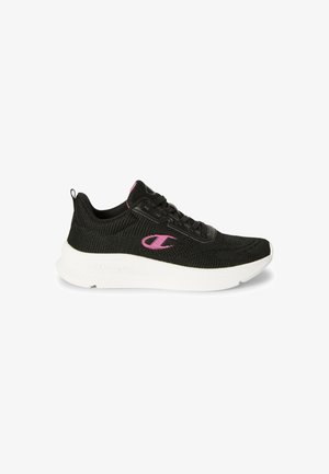 Baskets de sport noires en maille avec semelle épaisse blanche, lacets noirs, logo rose sur le côté et la languette, et tirette à l'arrière.