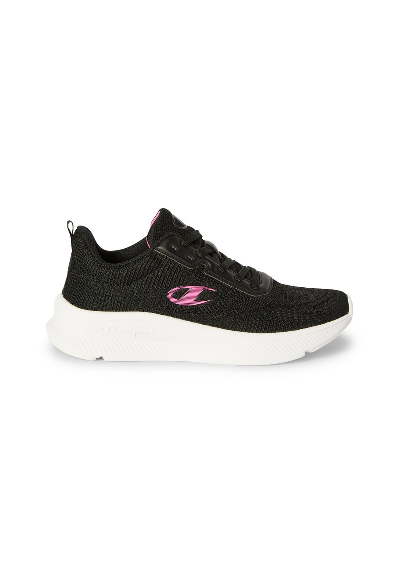 Baskets de sport noires en maille avec semelle épaisse blanche, lacets noirs, logo rose sur le côté et la languette, et tirette à l'arrière.