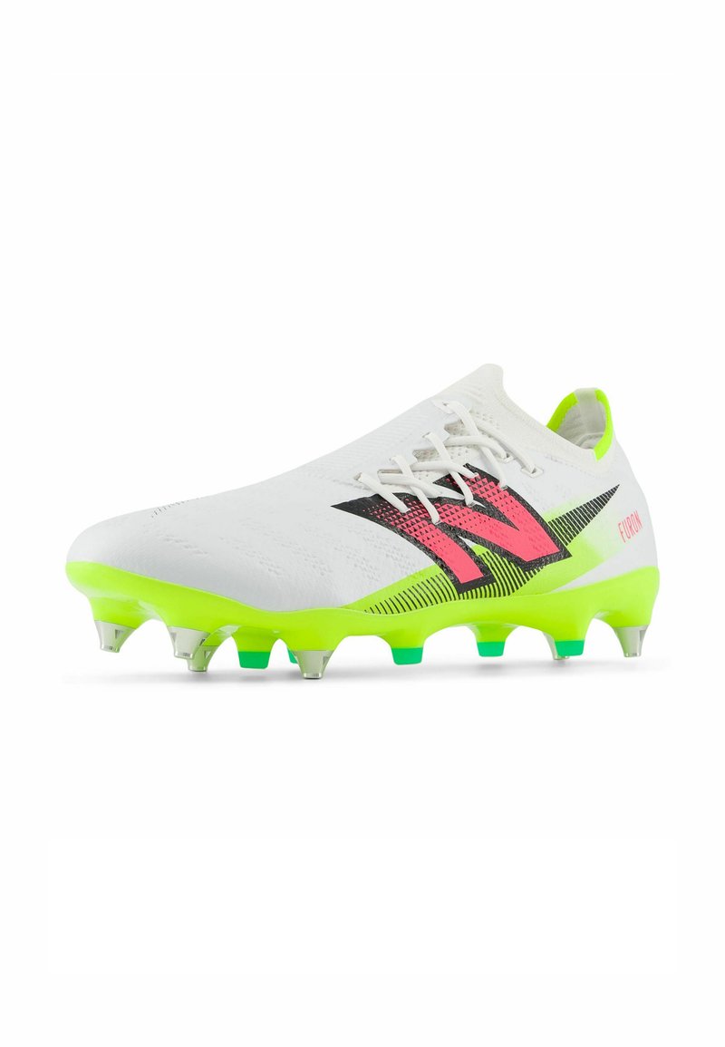Weißer Sportschuh mit neongrünem Sohlenrand, ausgestattet mit einem pinken und schwarzen Logodesign, strukturiertem Obermaterial und transparenten Stollen.