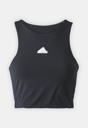 Juodas trumpas tank top'as, pagamintas iš minkštos medžiagos, su apvaliu iškirpimu ir baltu Adidas logotipu ant krūtinės. Lygi tekstūra, prigludęs fasonas.