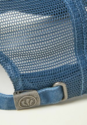 Gorra de tela de malla azul con correa ajustable y broche metálico que presenta un logotipo en relieve sobre un fondo claro.