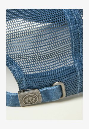 Gorra de tela de malla azul con correa ajustable y broche metálico que presenta un logotipo en relieve sobre un fondo claro.