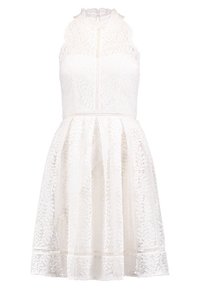 Vit spetsklänning med hög halsringning, ärmlös design och utsvängd kjol. Detaljer inkluderar ett strukturerat spetsmönster och en åtsittande midja.