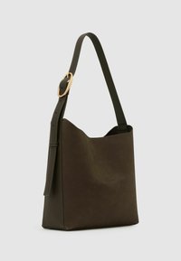 Braune Leder-Schultertasche mit abgerundeter, weicher Form. Ausgestattet mit einem breiten, verstellbaren Riemen und einer goldfarbenen Schnalle für einfaches Tragen.