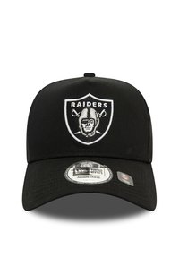 Gorra de béisbol negra con visera curvada, que presenta un logotipo de los Raiders bordado en blanco sobre un escudo negro, ajuste ajustable y material texturizado.