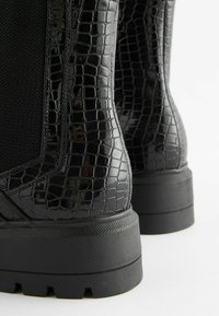 Next FOREVER COMFORT CHELSEA REGULAR WIDE FIT - Platvormtallaga poolsaapad - black croc effect