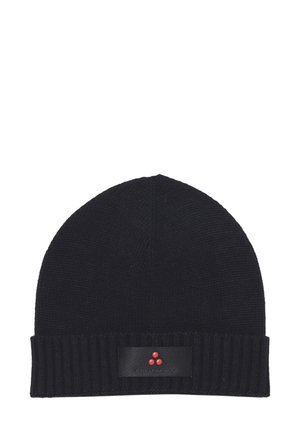 Beanie nera lavorata a maglia con bordo rigato e etichetta rettangolare con tre punti rossi. Texture morbida, vestibilità aderente e design senza cuciture.