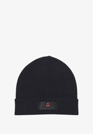 Beanie nera lavorata a maglia con bordo rigato e etichetta rettangolare con tre punti rossi. Texture morbida, vestibilità aderente e design senza cuciture.
