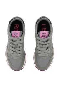 Scarpe sportive grigie con una tomaia testurizzata e dettagli rosa. Caratteristiche includono lacci e etichette con la scritta "LE RAGAZZE CORRONO PIÙ VELOCE" all'interno delle scarpe.