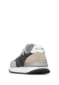 Sneaker v námořnické modré a šedé z usně a síťoviny má texturovaný zadní panel, polstrovaný límec a bílou gumovou podrážku. "Voile Blanche" je embosováno na patě.