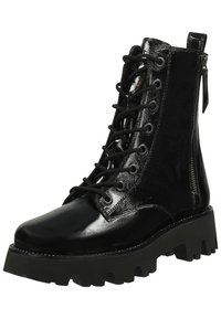 Botas de combate de charol negro con puntera redondeada, parte delantera con cordones y cremallera lateral. Suela gruesa y resistente con acabado texturizado.
