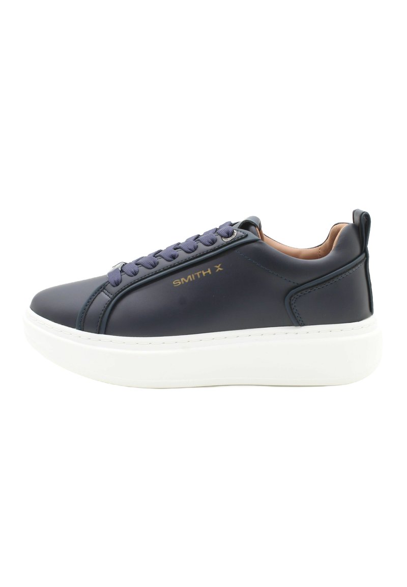 Sneaker in pelle blu navy con suola in gomma bianca, caratterizzato da chiusura con lacci, dettagli in oro del logo e accenti color camoscio sul tallone.
