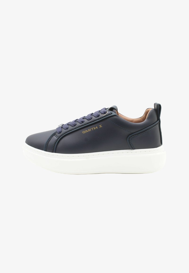 Sneaker in pelle blu navy con suola in gomma bianca, caratterizzato da chiusura con lacci, dettagli in oro del logo e accenti color camoscio sul tallone.