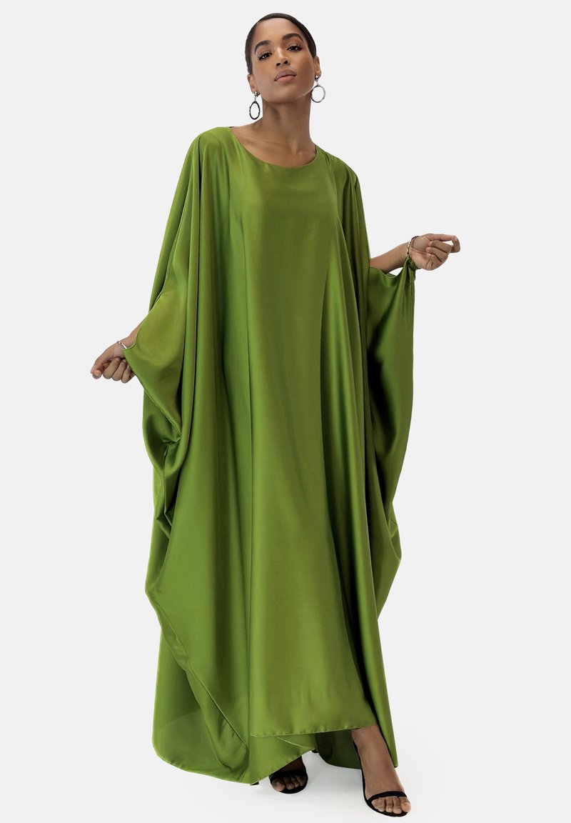 Grön satin kaftan klänning med vida ärmar, lös passform och golvlång design, som har en mjuk textur och minimalistisk elegans.