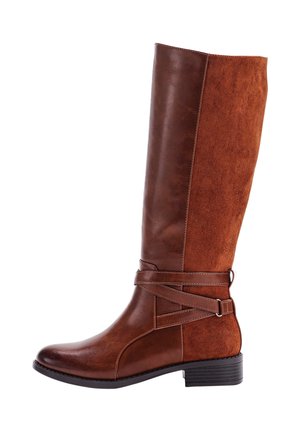 Braune kniehohe Stiefel, die glattes und strukturiertes Leder kombiniert. Sie verfügen über eine Schnallenakzentuierung und einen niedrigen Absatz sowie eine schlanke, geschwungene Silhouette.