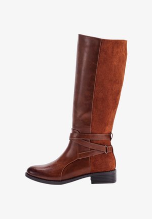 Brun knæhøj støvle med glat læder-tå og ruskindsoverdel, med et krydsremme-detalje og lav blokhæl.