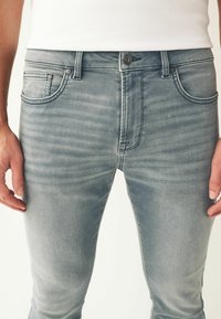Next SUPER STRETCH COMFORT - Traperice ravnih nogavica - light blue