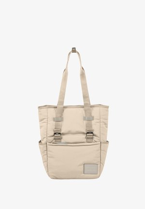 Borsa tote beige con due tracolle regolabili, texture imbottita, tasca frontale con zip e un logo accentato sul lato destro in basso.