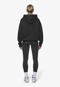 Pegador CLARITA OVERSIZED - Majica s kapuljačom i patentnim zatvaračem - black/white gum