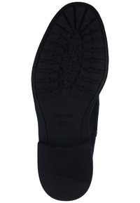 Suela de zapato de goma negra con patrón de tracción texturizado. Presenta el logo de Geox y pequeños agujeros de drenaje para la transpirabilidad. Diseño duradero y flexible.