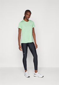 Under Armour TECH TWIST - T-skjorte til trening - matrix green/white