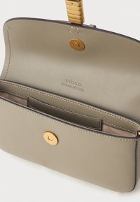 Bolso de mano de piel gris con una forma estructurada, herrajes dorados y cierre a presión. El interior cuenta con múltiples compartimentos y un logotipo sutil.