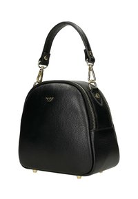 Borsa a mano in pelle nera texturizzata con zip dorata, tracolla rimovibile, piccolo logo dorato e quattro piedini metallici protettivi alla base.